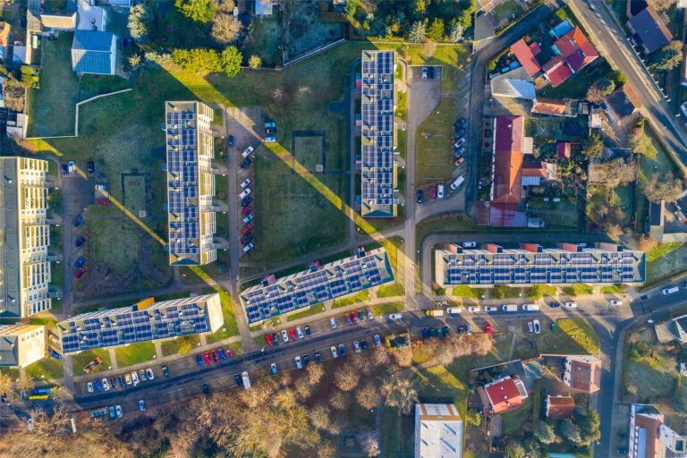 Luftbild eines Wohnquartiers mit Photovoltaik auf den Dächern