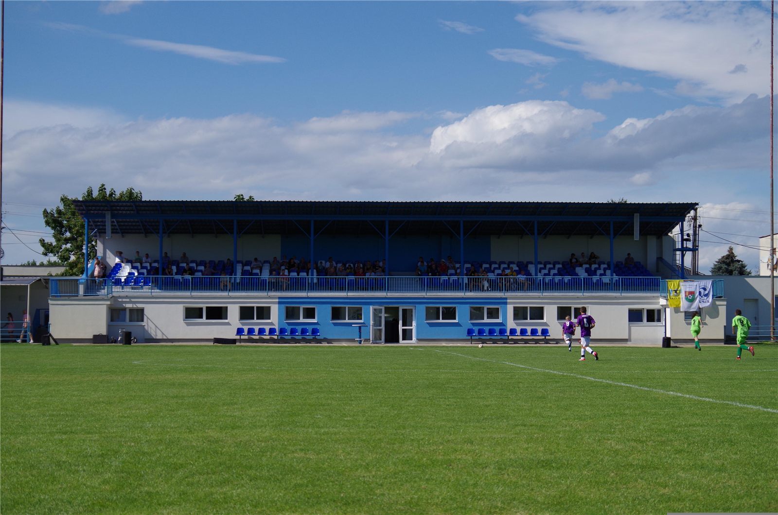 Sportstätte mit Tribüne und Funktionsgebäude